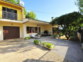 Well maintained house with garden 100m from the beach patio BBQ and wifi